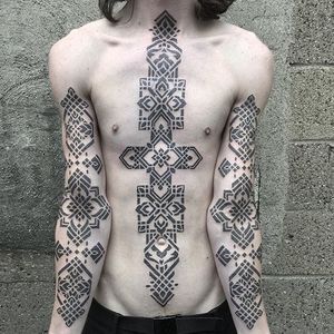 Excellent distribution of ornaments over the clients' body here. Really cool work by Nathan Mould. #arms #geometric #NathanMould #ornamental #sternum  #stippled