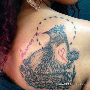 Tattoo feita pela artista Scarlath Louyse! #ScarlathLouyse #TatuadorasBrasileiras #dotwork #pontilhismo #bird #passaro #darkskintattoo #pelenegra