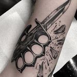 An intense brass-knuckle knife punching out some teeth by Neil Dransfield (IG—neil_dransfield_tattoo). #brassknuckles #black #dark #knife #NeilDransfield #neotraditional #teeth