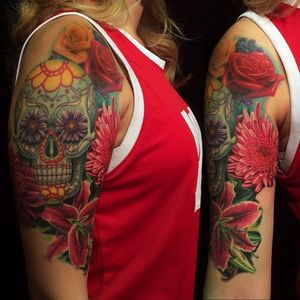 You can almost smell the realistic flowers in this tremendous tattoo by Jamie Schene. Via Instagram jamie_schene #dayofthedead #jamieschene #diadelosmuertos #sugarskull #halloween #skull