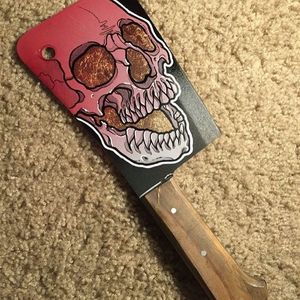 The gold-leafing on this cleaver's skull by Nicholas "Deadmeat" Keiser is stunning (IG—deadmeat). #cleaver #cutlery #illustrated #knives #NicholasDeadmeatKeiser #skull
