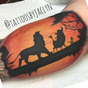 Tatuaje de la silueta 'El Rey León' de Jackie Huertas.  #traditional #JackieHuertas #Disney #silhouette #The Lion King # lion #meerkat #wort pig #Timone #Pumba #Simba