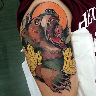 Tatuaje de oso neo tradicional por Toni Donairen #NeoTraditionalBear #NeoTraditional #BearTattoo #BearTattoo #ToniDonaire #bear