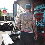Keir McEwan caught chillin' on the block. Back piece made by Chuco Moreno. (Photo by Jessica Paige) (IG - unomaser) #KeirMcEwan #QueenStreetTattoo #Hawaii #Oahu