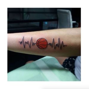 Basketball pulse. (via IG - _anast13) #Basketball #BasketballTattoo #BasketballTattoos #NBA