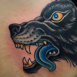 Fantástica imagen detallada de un tatuaje de lobo limpio y sólido realizado por Graham Beech.  #GrahamBeech #NeoTradicional #AnimalTattoos #ulv #ulvehoved