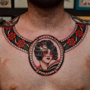 Tatuaje de collar de Florian Santus #FlorianSantus #tradicional #oldschool #flower # Collar #pinup