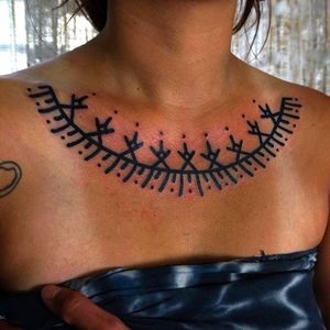 Elegant pattern tattoo on the collarbone done by Brody Polinsky. #BrodyPolinsky #UNIV_ERSE #blacktattoos #patterntattoo #blackwork