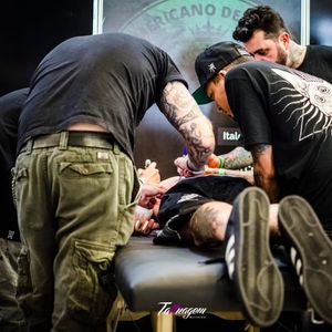Tatuadores do time masculino trabalhando no freehand! #TattoExperience #Panamericano #Torneiopanamericanodetatuagem #tatuadoresbrasileiros #texp2016