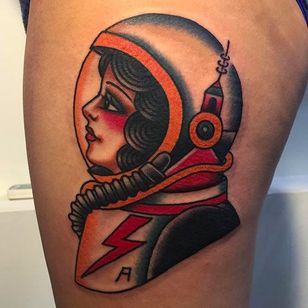 Tatuaje de niña astronauta de Jaclyn Rehe.  #JaclynRehe #ChapelTattoo #traditional #girl #girlhead #girlsgirlsgirls #astronaut