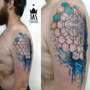 Tatuaje Hexágono por Rodrigo Tas #WatercolorTattoo #WatercolorTattoo #WatercolorArtists #Watercolor #Brazil #BrazilianTattooArtists #RodrigoTas #hexagon