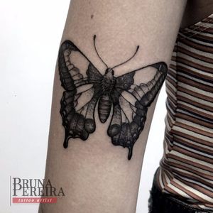 Borboleta em blackwork pesadão! #BrunaPereira #TatuadorasDoBrasil #tatuadorasbrasileiras #blackwork #butterfly #borboleta #moth #mariposa