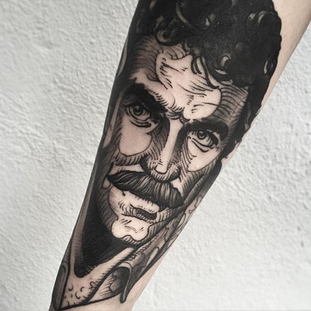 Tatuaje de Tom Selleck por Phil Kaulen #tomselleck #blackwork #blackworktattoo #blackworkportrait #sketch #sketchtattoo #PhilKaulen