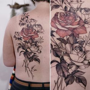 Linda combinação de preto e vermelho #Zihwa #delicate #delicada #botanica #botanic #flores #flowers #gringa #rose #rosa #fineline #blackandred #pretoevermelho