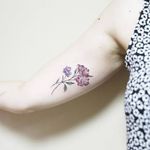 Elegant tattoo by Luiza Oliveira #LuizaOliveira #small #delicate #flower #flowers