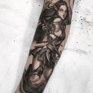 Tatuaje de arquero negro y gris de Fibs.  #Fibs #JuvelVasquez #blackandgrey #japanese #neotraditional #archer #anime #woman #videogame