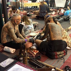 Photo of hand-tappers captured by tattooist Heather Odist (Instagram: heather_odist_tattoo) #HandPoke #HandTap #HandTappedTattoo #LondonTattooConvention