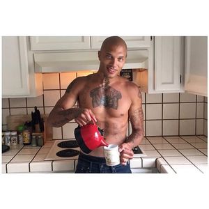 I honestly don't even mind that there's nothing coming out of that tea kettle. #JeremyMeeks #hotfelon #tattoomodel #armtattoo #chesttattoo #facetattoo