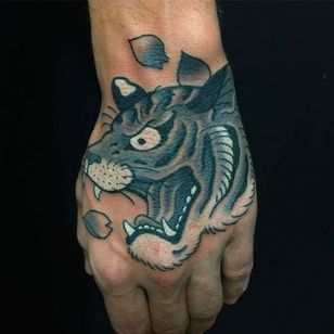 Tatuaje de cabeza de tigre simple pero impresionante de Horitou.  #ThomasPineiro #Horitou #blackgardentattoo #japanese #tiger #tora