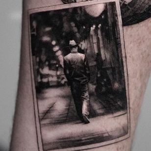 Un primer plano de la imagen del tatuaje de la Feria Mundial de Oscar Akermos (IG-oscarakermo).  #blackandgrey #OscarAkermo #fotografia #retrato #realismo #Feria Mundial