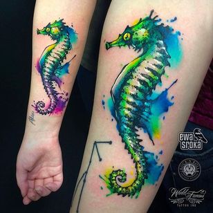 Tatuaje de acuarela de caballito de mar brillante arcoíris a través de @EwaSrokaTattoo #EwaSrokaTattoo #Rainbow #Bright #WatercolorTattoo #SeaHorse #Poland #watercolor