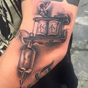 Nicely done shadows, by Nolan Hatton #tattoomachine