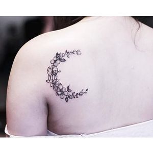 Moon made of flowers by Helen Xu via Instagram @helenxu_tattoo #flowers #moon #linework #finelines #botanical #floral #HelenXu