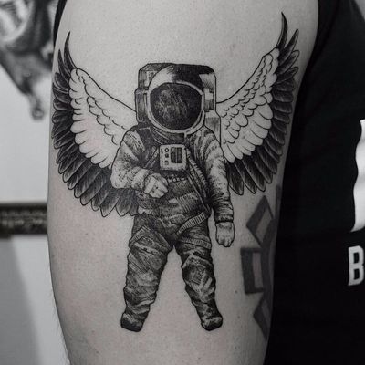 Por Adriano Geraldo #AdrianoGeraldo #brasil #brazil #tatuadoresdobrasil #brazilianartist #blackwork #astronauta #astronaut #angel #anjo #wings #asas