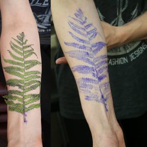 Plants are pressed in ink then placed on client's body: the most natural tattoo stencil ever! #RitKit #botanical #vegetal  #nature