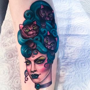 Cat Lady Tattoo por Hannah Flowers @Hannahflowers_tattoos #Hannahflowerstattoos #girl #woman #lady #girltattoo #ladytattoo #Inkslavetattoos #catlady #catwoman #catgirl #cat #retrato