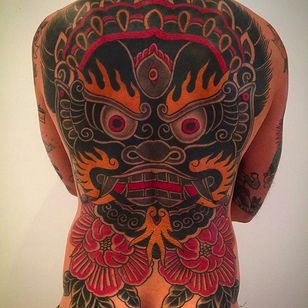 Hermoso y enorme tatuaje en la espalda hecho por Horiokami.  #HORIOKAMI #horimono #MushinStudio #JapaneseTattoo #bagstykke #kongeblomst