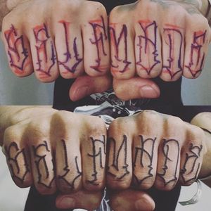 'Self Made' Lettering Tattoo by Niorkz Meniconi #Lettering #KnuckleTattoos #LetteringKnuckleTattoos #ScriptTattoos #Script #FingerTattoos #NiorkzMeniconi