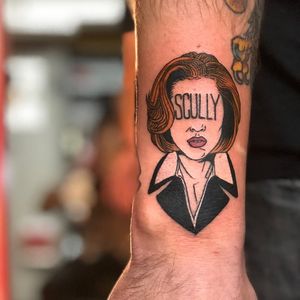 Scully tattoo by Megan Massacre #meganmassacre #ladytattoo #color #newschool #Scully #tvtattoo #tvshow #actress #GillianAnderson #danascully #xfiles #scifi #portrait #lady #ladyhead #tattoooftheday
