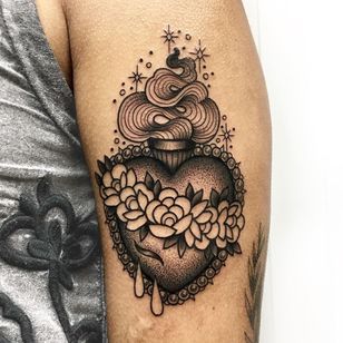 Tatuaje de Roberto Euan #RobertoEuan #neutraditional #black grey #illustrative # sacred heart #flowers #roses #leaves #beads #blood # Sparks #fire