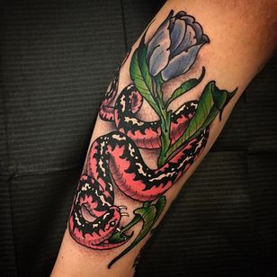 Tatuaje de serpiente por Scott Garitson #snake #snaketattoo #neotraditional #neotraditionaltattoo #traditionaltattoo #traditional #fedtattoos #ScottGaritson