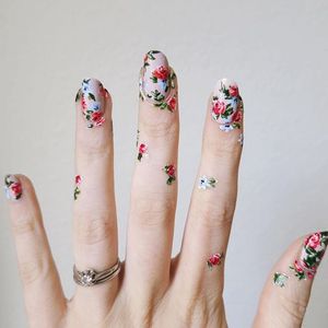 Delicate floral beauties by Lady Crappo (via IG-ladycrappo) #nailart #artist #art #botanical #floral #flowers #ladycrappo