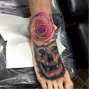 #RachelHoneywell #foottattoo #feettattoo #péstatuados #skull #caveira #cranio #flor #flower #rosa #rose