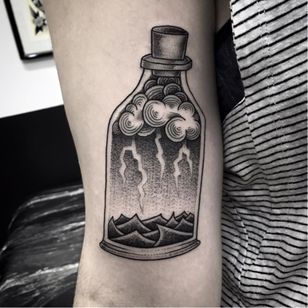 Tatuaje de botella por Andre Cast #AndreCast #blackwork #bottle #storm