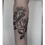 Horseshoe tattoo by Justin Olivier. #JustinOlivier #pointillism #dotwork #flower #horseshoe #classic #staple #goodluck