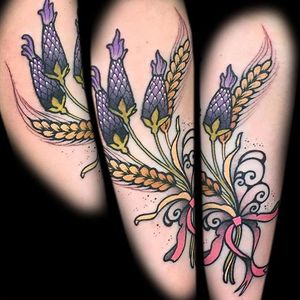 Bouquet tattoo by Myra Brodsky #MyraBrodsky #neotraditonal #flower #vegetal #bouquet
