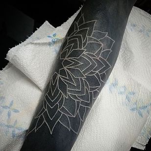 Tatuaje de tinta blanca de Jay Johnson