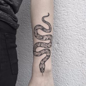 Snake and roses by Adam Vu #AdamVu #AdamVuNoir #snake #rose #nature #blackandgrey #realistic #illustrative #tattoooftheday