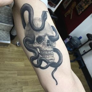 Skull and snake by Oliver Macintosh #OliverMacintosh #blackandgrey #skull #snake #tattoooftheday