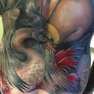Cisne blanco como parte de una pieza trasera más grande.  Tatuaje de Jasmin Austin.  #neotraditional #wane #bird #JasminAustin