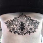Por Kailee Love #KaileeLove #gringa #blackwork #pontilhismo #dotwork #blackandgrey #pretoecinza #abelha #bee #flor #flower #folha #leaf #botanica #botanical #planta #plant #underboob