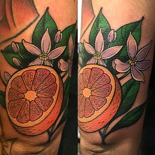 Oferta neotradicional detallada para una flor de naranjo y azahar del naranjo.  Tatuaje de Gabriela Gonzalez.  #naranja # cítricos #fruta #neotradicional #flor de naranja #GabrielaGonzalez