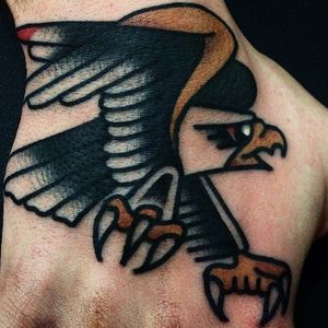 Super clean and solid eagle tattoo on the hand. Superb work by Giacomo Fiammenghi. #giacomofiammenghi #eagle #handtattoo #traditionaltattoo #brightandbold
