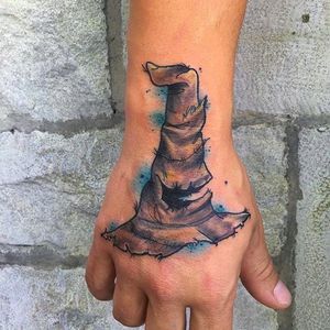 Sorting Hat hand tattoo by Alexandra Hebert (via IG -- alexahebert) #alexandrahebert #harrypotter #harrypottertattoo #sortinghat #sortinghattattoo