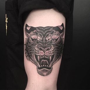 Tatuaje de tigre por Alex Snelgrove #blackwork #blackink #linework #blacktattoos #AlexSnelgrove #tiger #animal