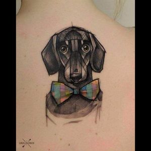 Um cão classudo, de gravatinha. #LukasZglenicki #dogtattoo #dog #cachorro #catioro #pettattoo #petlovers #doglovers #cão #daschund #sketch #sketchstyle #estilorascunho #gravata #tie